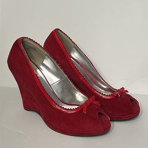 Sexy red faux suede peep toe 4” wedge shoe with bow 8.5”